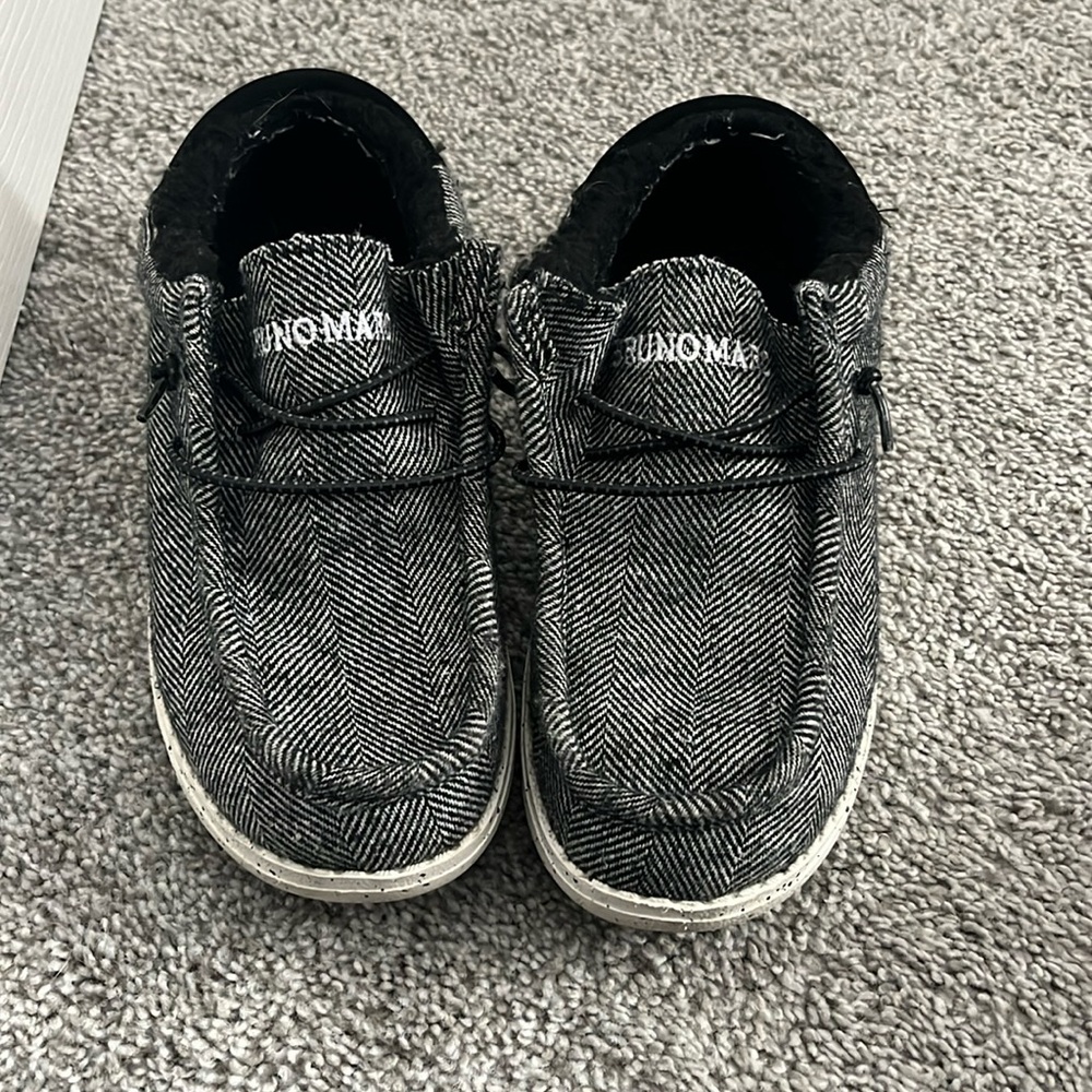size 3 boys slip on shoe